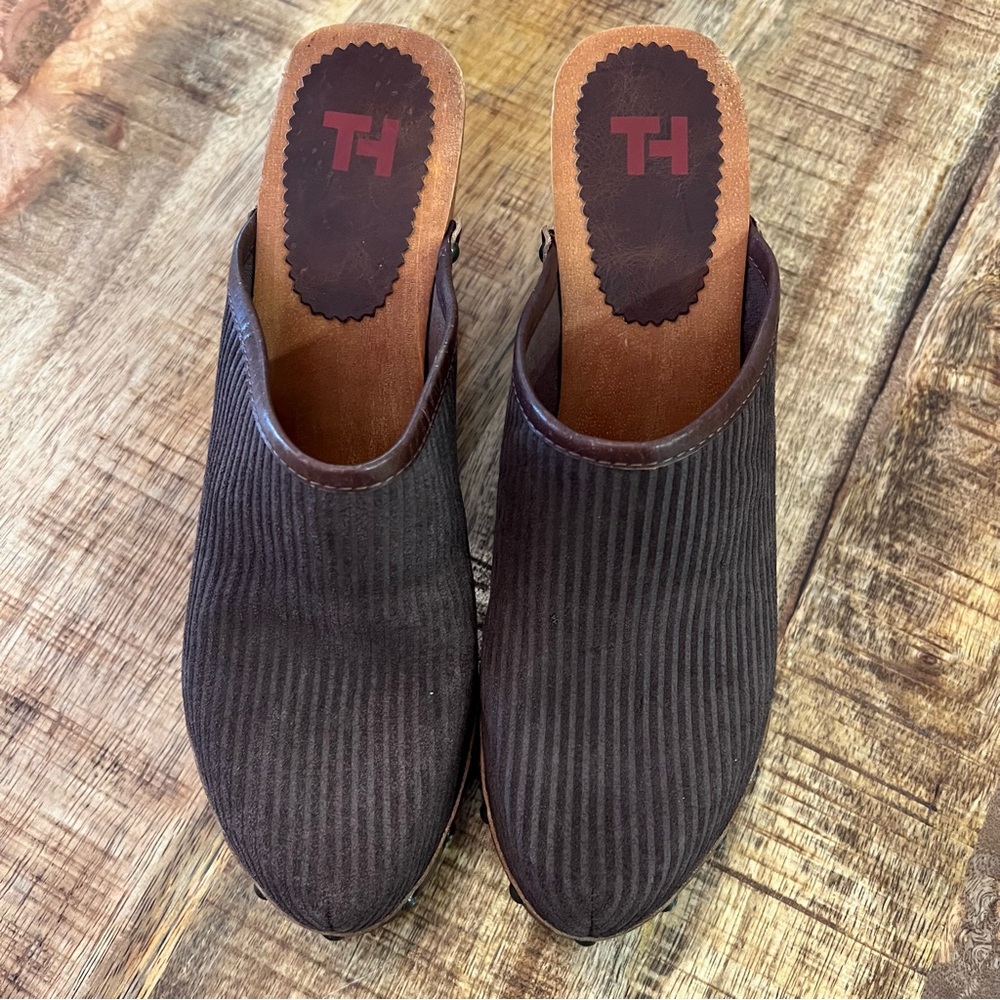 Vintage Brown Mules with Wooden Heel and Studded Detail - Picture 3 of 9